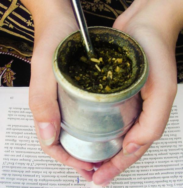 Cómo preparar y cebar un buen mate