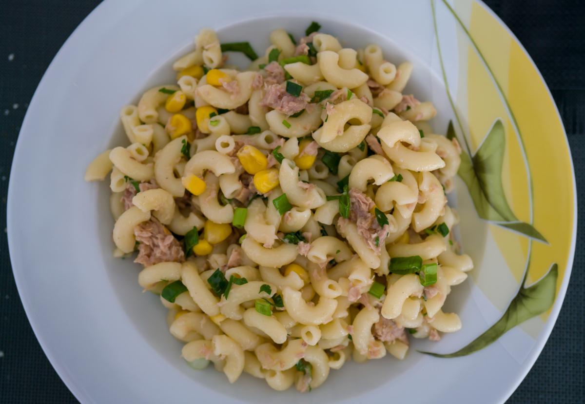 Cómo hacer una ensalada de coditos con atún