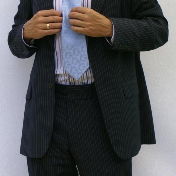 Cómo reparar pantalones de traje