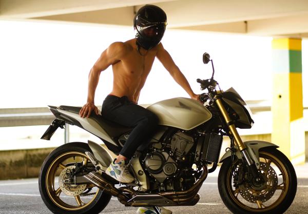 ¿Se puede conducir sin camiseta? - ¿Está prohibido conducir sin camiseta?