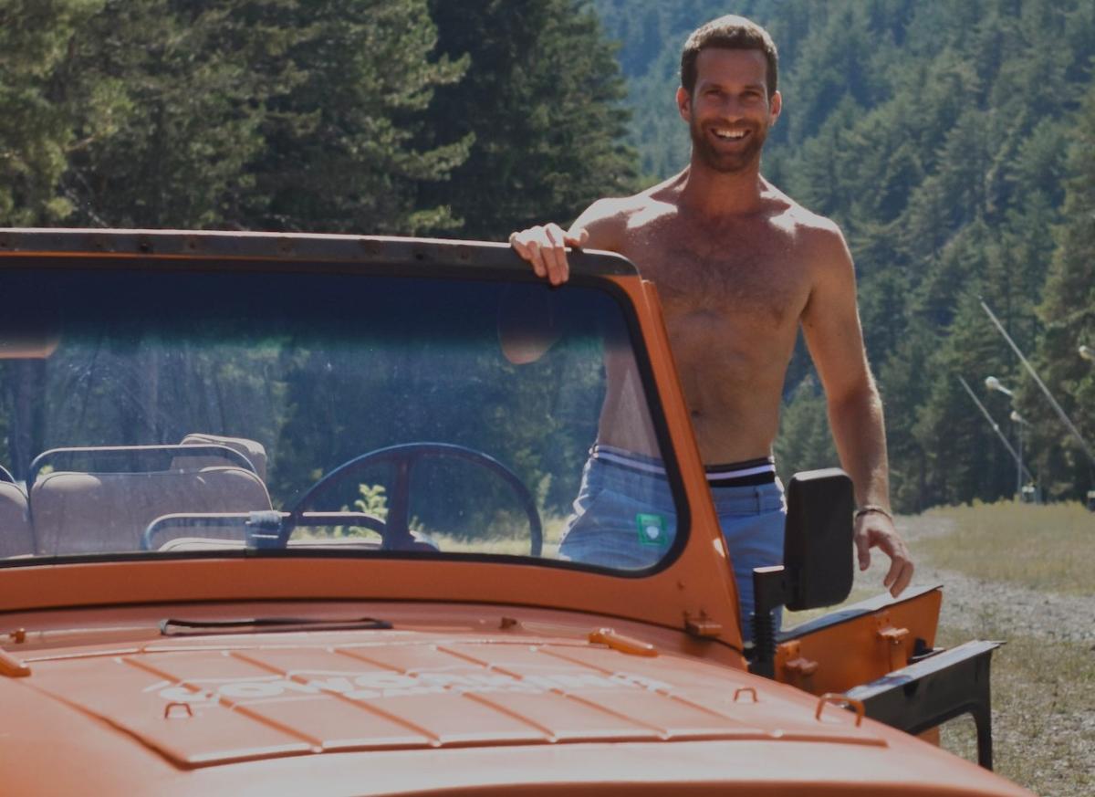 ¿Se puede conducir sin camiseta?