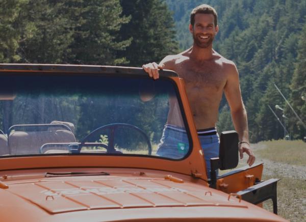 ¿Se puede conducir sin camiseta?