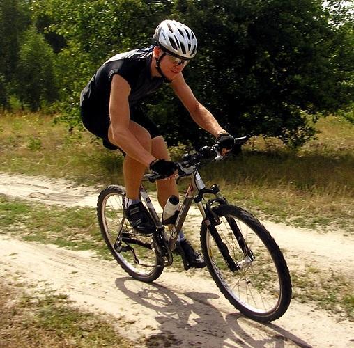Cómo te beneficia montar en bicicleta