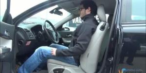 Cuál es la posición correcta para conducir un coche