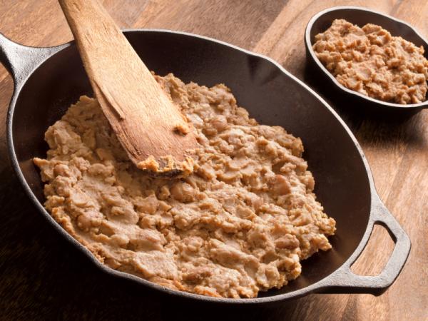 Cómo hacer frijoles refritos (caraotas negras)