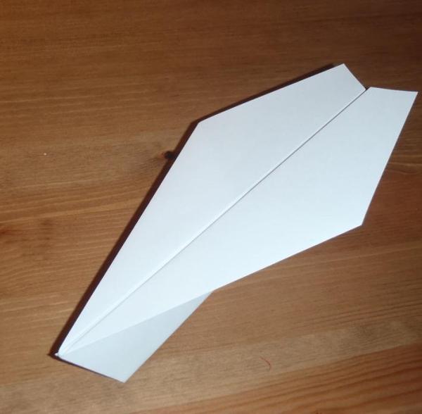 Cómo hacer un avión de papel Gomez