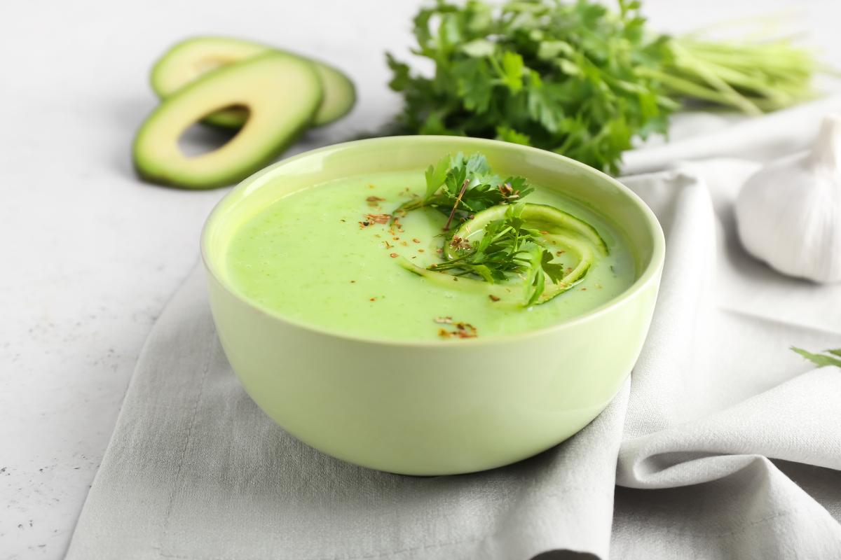 Cómo hacer gazpacho de aguacate