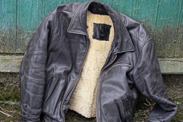 Cómo limpiar una chaqueta de piel - Limpia el forro de la chaqueta
