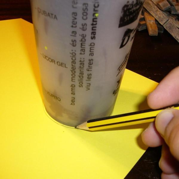 Cómo hacer un portalápiz con pinzas de tender la ropa - Paso 1