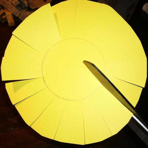 Cómo hacer un portalápiz con pinzas de tender la ropa - Paso 2