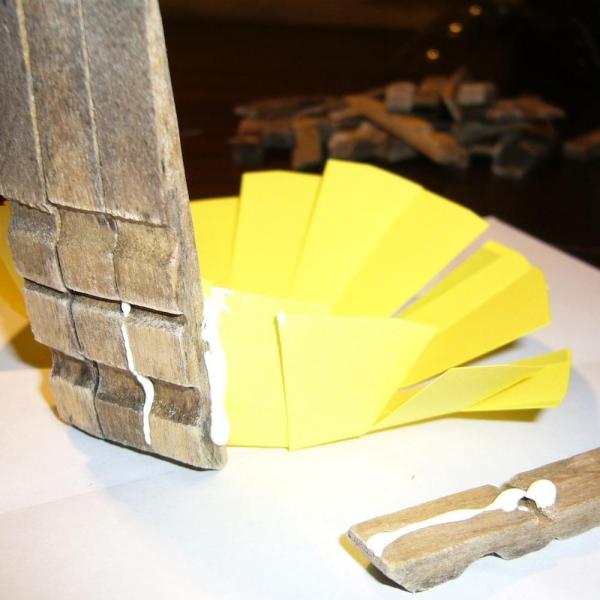 Cómo hacer un portalápiz con pinzas de tender la ropa - Paso 4