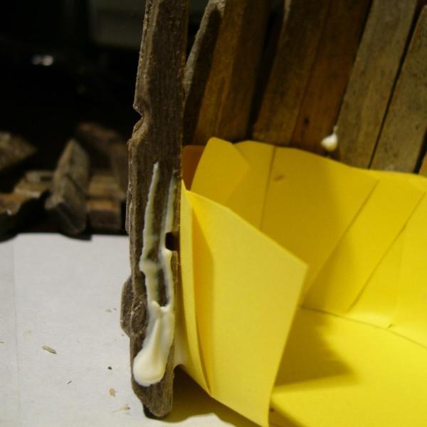 Cómo hacer un portalápiz con pinzas de tender la ropa - Paso 5