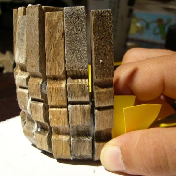 Cómo hacer un portalápiz con pinzas de tender la ropa - Paso 6