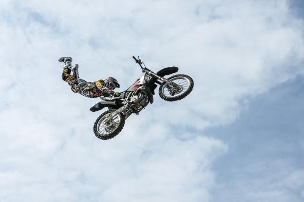 Cuál es la diferencia entre motocross y enduro