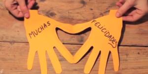 Cómo hacer una tarjeta con forma de corazón con las manos