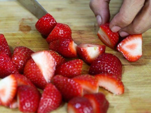 Cómo hacer un licuado de frutilla - Paso 1