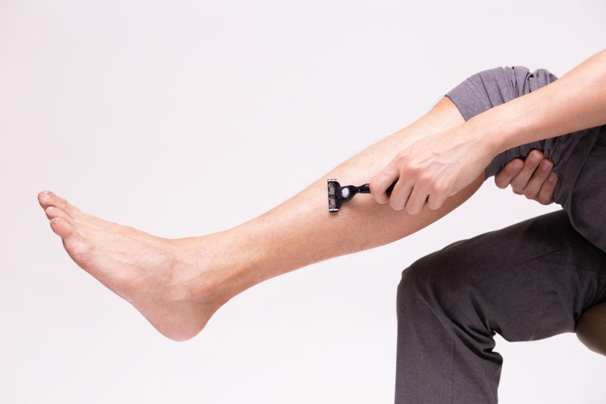 Cómo depilar las piernas de hombre