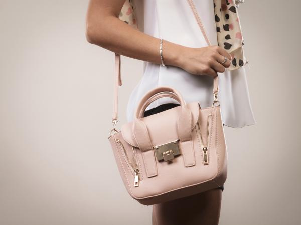 Cómo combinar unas zapatillas rosas - Complementos del mismo color