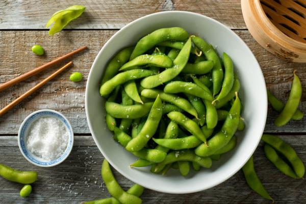 Cómo comer edamame - Cómo hacer edamame picante con salsa sriracha