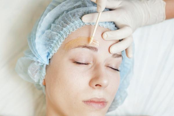 Cómo depilar las cejas con cera paso a paso - Paso 6