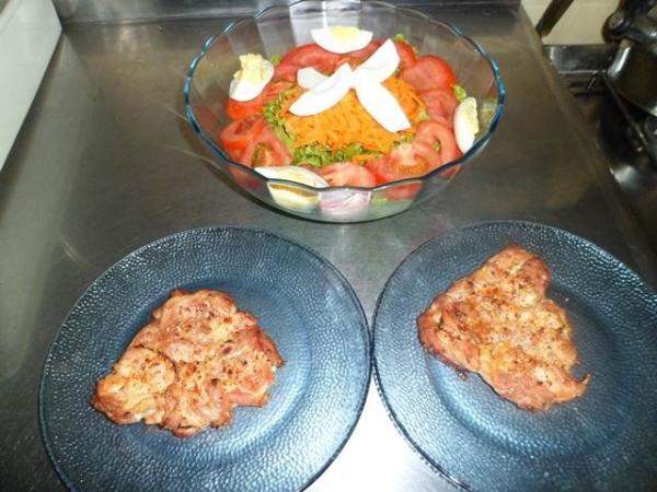 Cómo hacer pollo al horno con ensalada