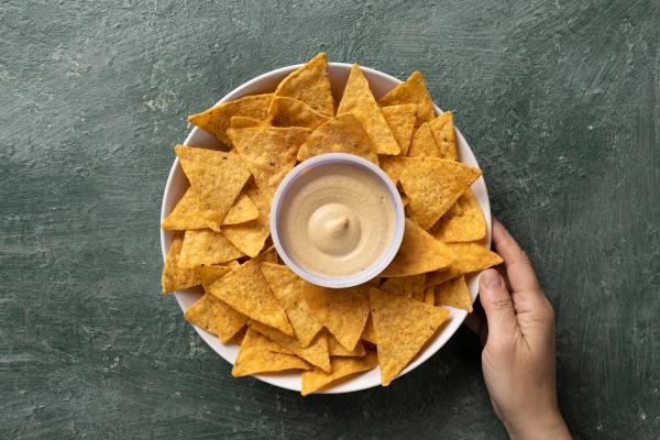 ¿Con qué comer hummus? Descubre las combinaciones más deliciosas - Nachos o tortillas de maíz