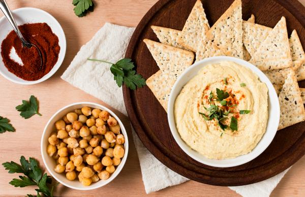 ¿Con qué comer hummus? Descubre las combinaciones más deliciosas - Pan de pita tostado