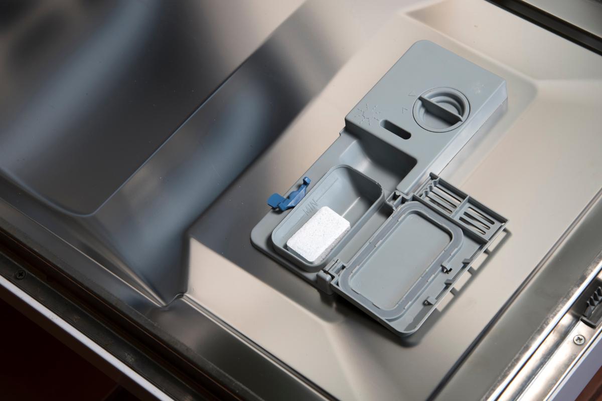 La pastilla del lavavajillas se queda en el cajetín: por qué sucede y qué hacer para arreglarlo