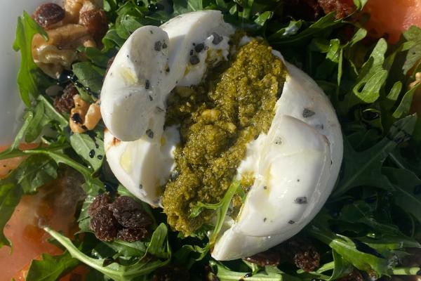 ¿Qué es la burrata y cómo se come? Conoce cómo se hace y estas recetas para disfrutarla - Burrata con pesto, rúcula y piñones tostados