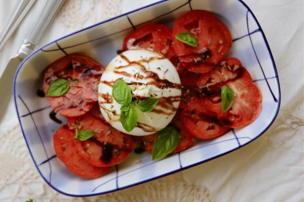 ¿Qué es la burrata y cómo se come? Conoce cómo se hace y estas recetas para disfrutarla - Ensalada caprese con burrata