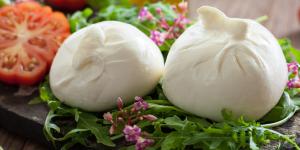 ¿Qué es la burrata y cómo se come? Conoce cómo se hace y estas recetas para disfrutarla
