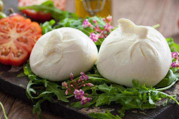 ¿Qué es la burrata y cómo se come? Conoce cómo se hace y estas recetas para disfrutarla