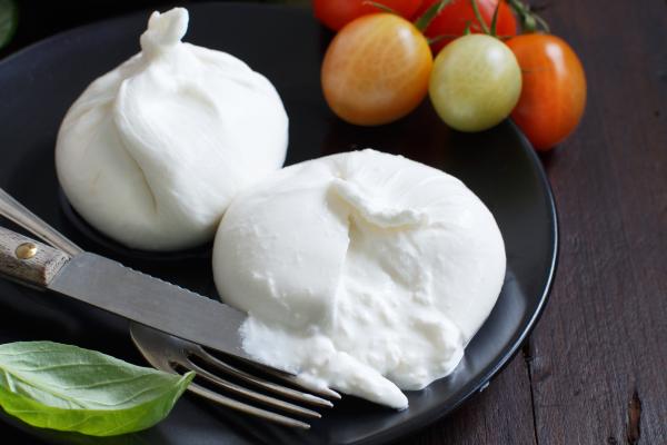 ¿Qué es la burrata y cómo se come? Conoce cómo se hace y estas recetas para disfrutarla - ¿Qué es la burrata y cómo se hace?