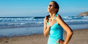 Cómo ayudar a alguien que tiene un ataque de asma sin un inhalador