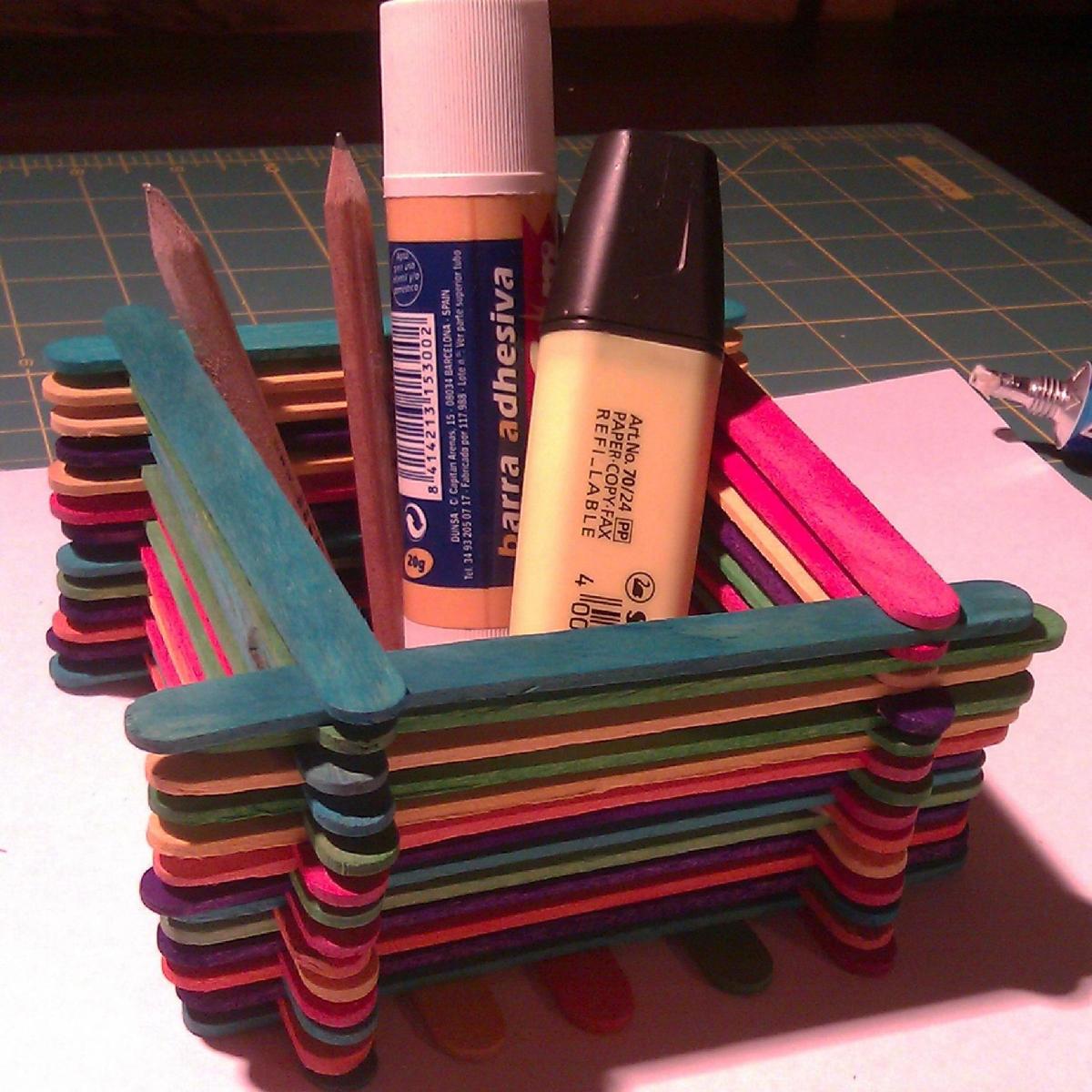 Cómo hacer un portalápiz con palos de polo