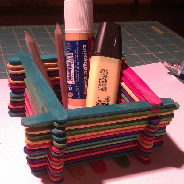 Cómo hacer un portalápiz con palos de polo