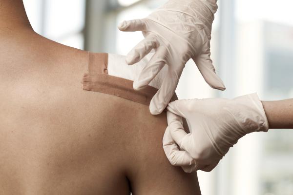 Cómo quitar el pegamento de la cinta quirúrgica