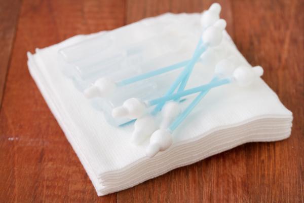 Cómo quitar el pegamento de la cinta quirúrgica - Paso 2