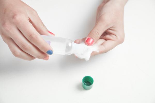 Cómo quitar el pegamento de la cinta quirúrgica - Paso 3