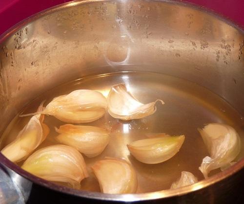 Cómo pelar ajos fácilmente - Remojar los ajos en agua 