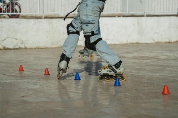 Tipos de patinaje: descubre todas sus modalidades y características - Patinaje freestyle (o slalom)