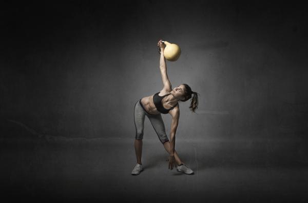 Cómo hacer abdominales con pesas rusas - ¡con fotos! - Molino o windmill con pesas rusas para los abdominales