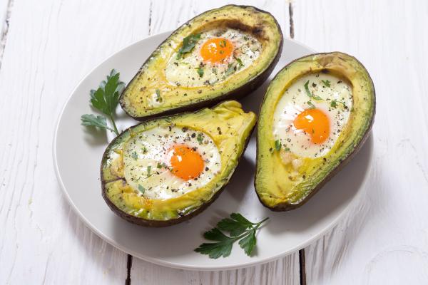 Recetas con aguacate para cenar - Aguacate al horno con huevo