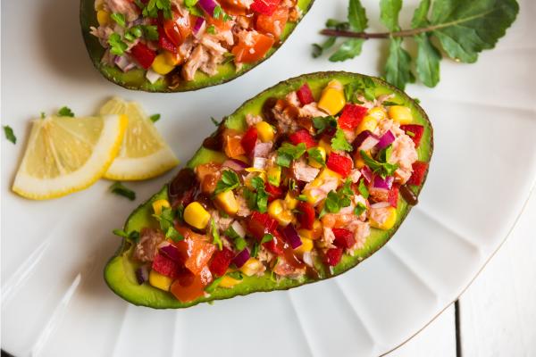 Recetas con aguacate para cenar - Aguacate relleno de atún