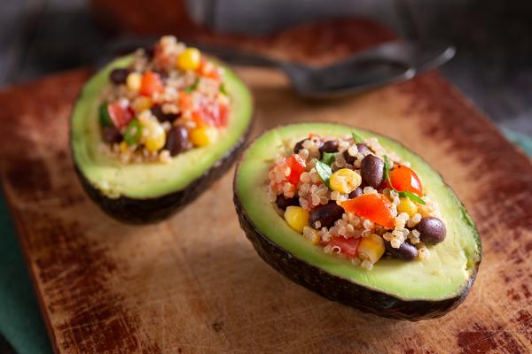 Recetas con aguacate para cenar - Aguacate relleno de pollo y quinoa