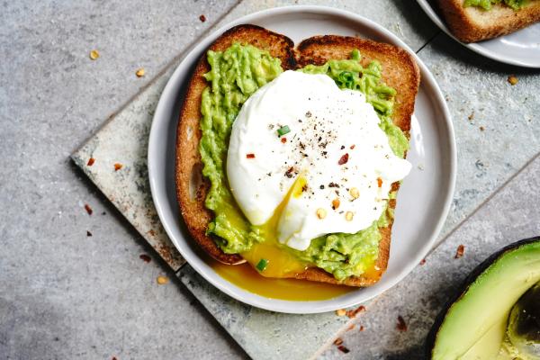 Recetas con aguacate para cenar - Tostadas de aguacate y huevo pochado