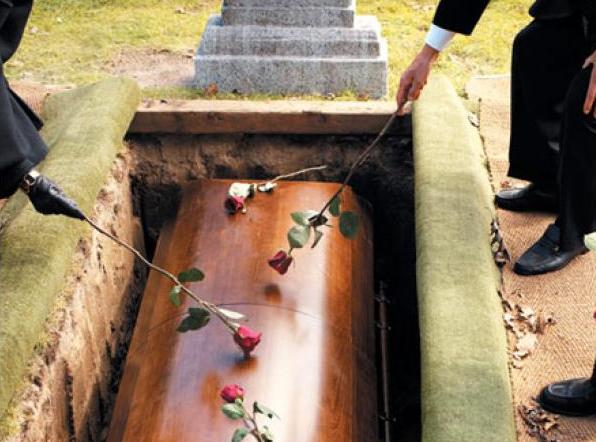 Cómo preparar un funeral - Al cementerio o a casa