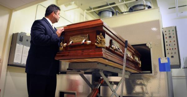 Cómo preparar un funeral - ¿Entierro o Cremación?