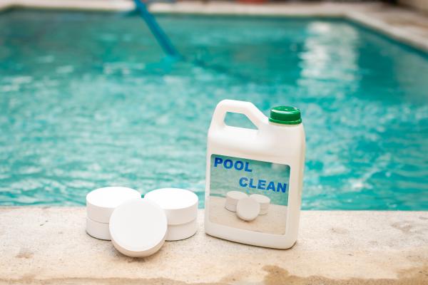 Trucos para la limpieza de una piscina - No olvides el desinfectante