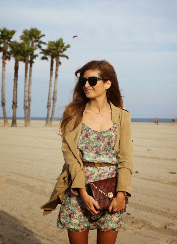 Cómo combinar un vestido de flores - Combinado con prendas color camel 